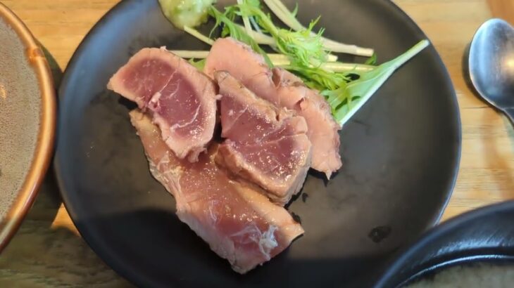 溝の口のカフェ。旨いランチ♪漬けマグロのたたきと鶏肉パクチーのせ！！