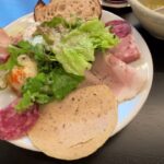 下北沢「胃袋にズキュン」移転先はガラス張りのオシャレカフェの様な雰囲気！料理と暮らしの両方を感じられる適温のビストロ料理が自慢の飲食店